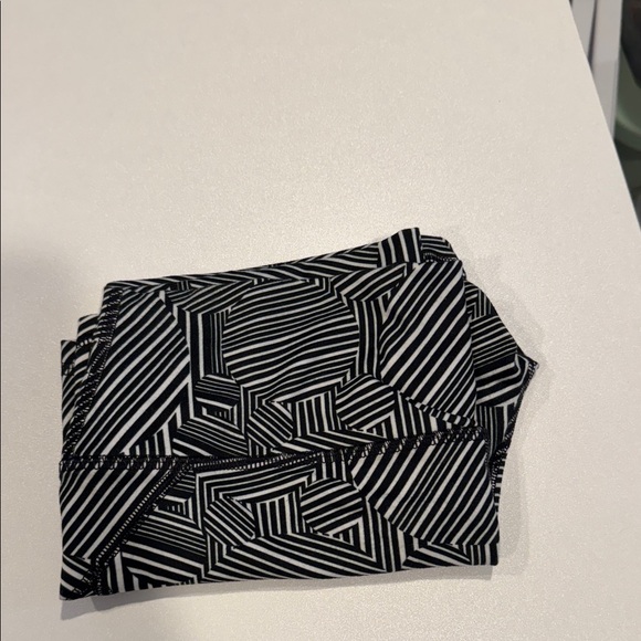 Fleo Women's Monochrome Geometric Athletic Shorts - Picture 7 of 7